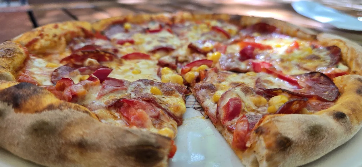 Pizza proaspat coapta la restaurantul Indecis