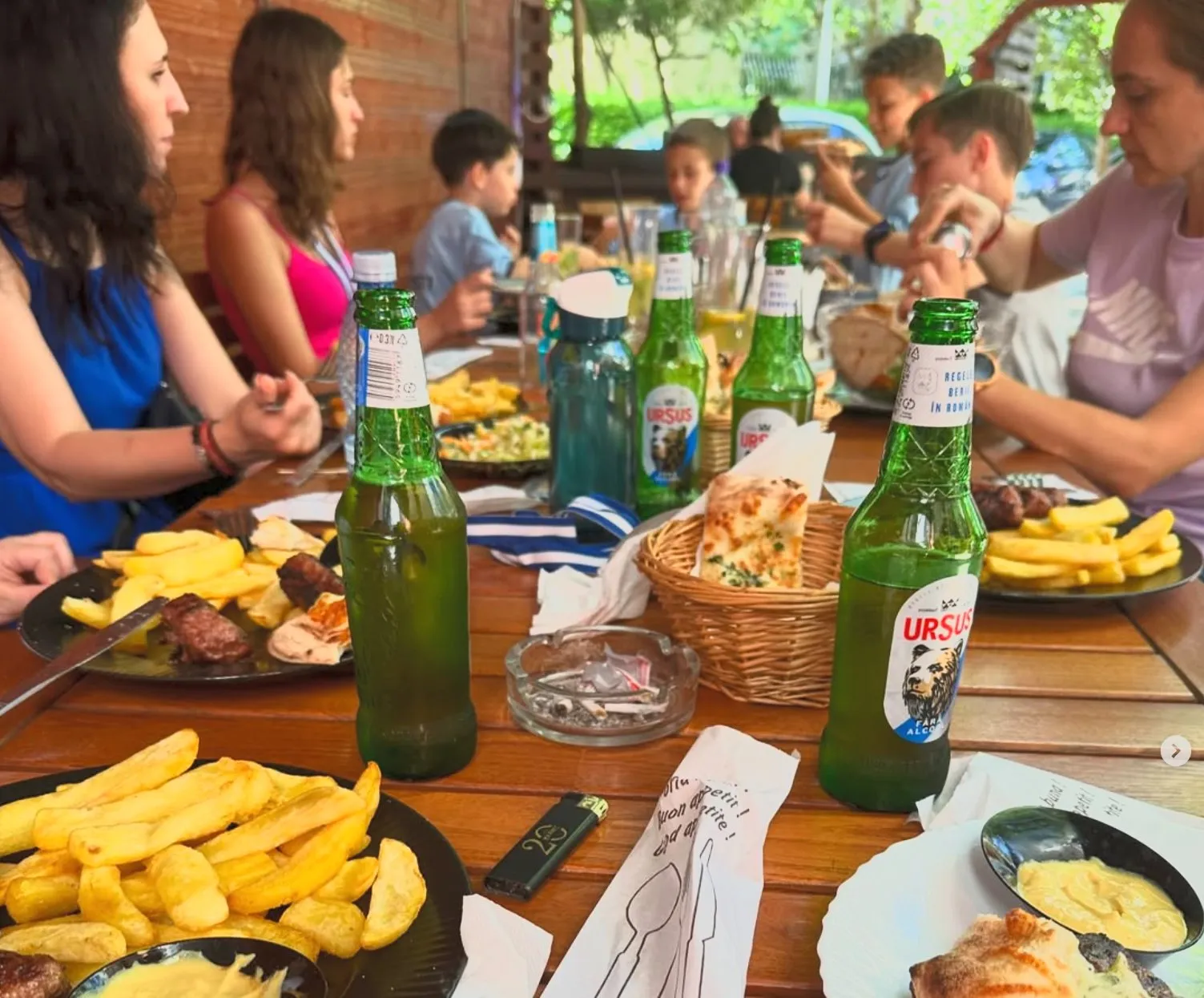 Oaspeti luand masa pe terasa restaurantului Indecis