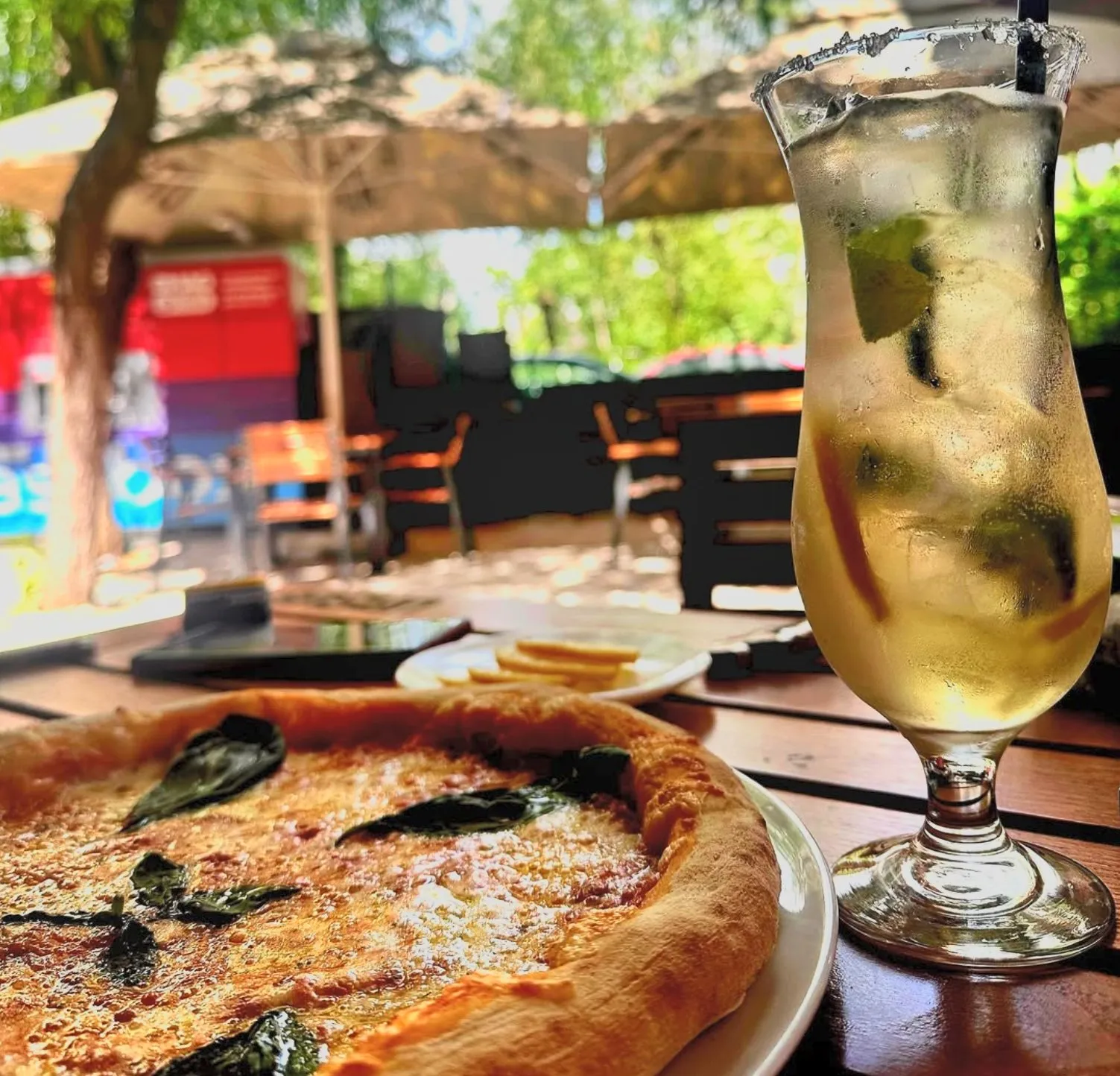 Pizza si bautura servite pe terasa restaurantului Indecis
