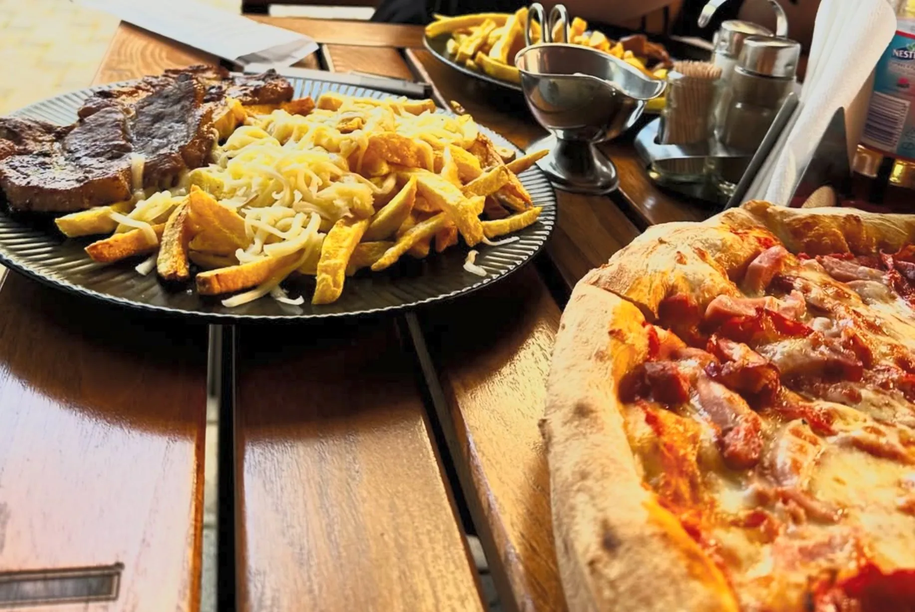 Pizza si preparate servite la masa la Indecis