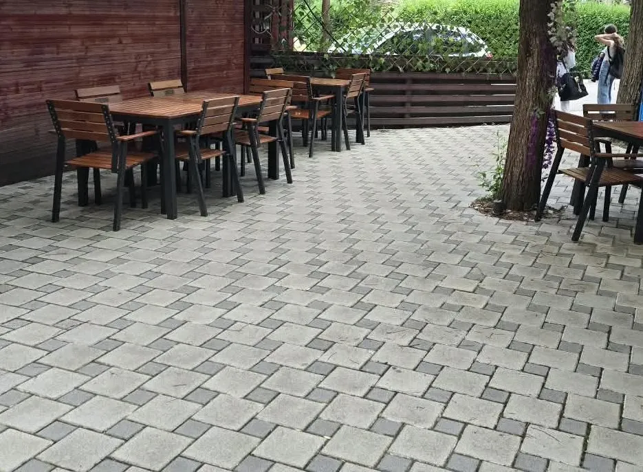 Terasa restaurantului Indecis din Strada Husi 13