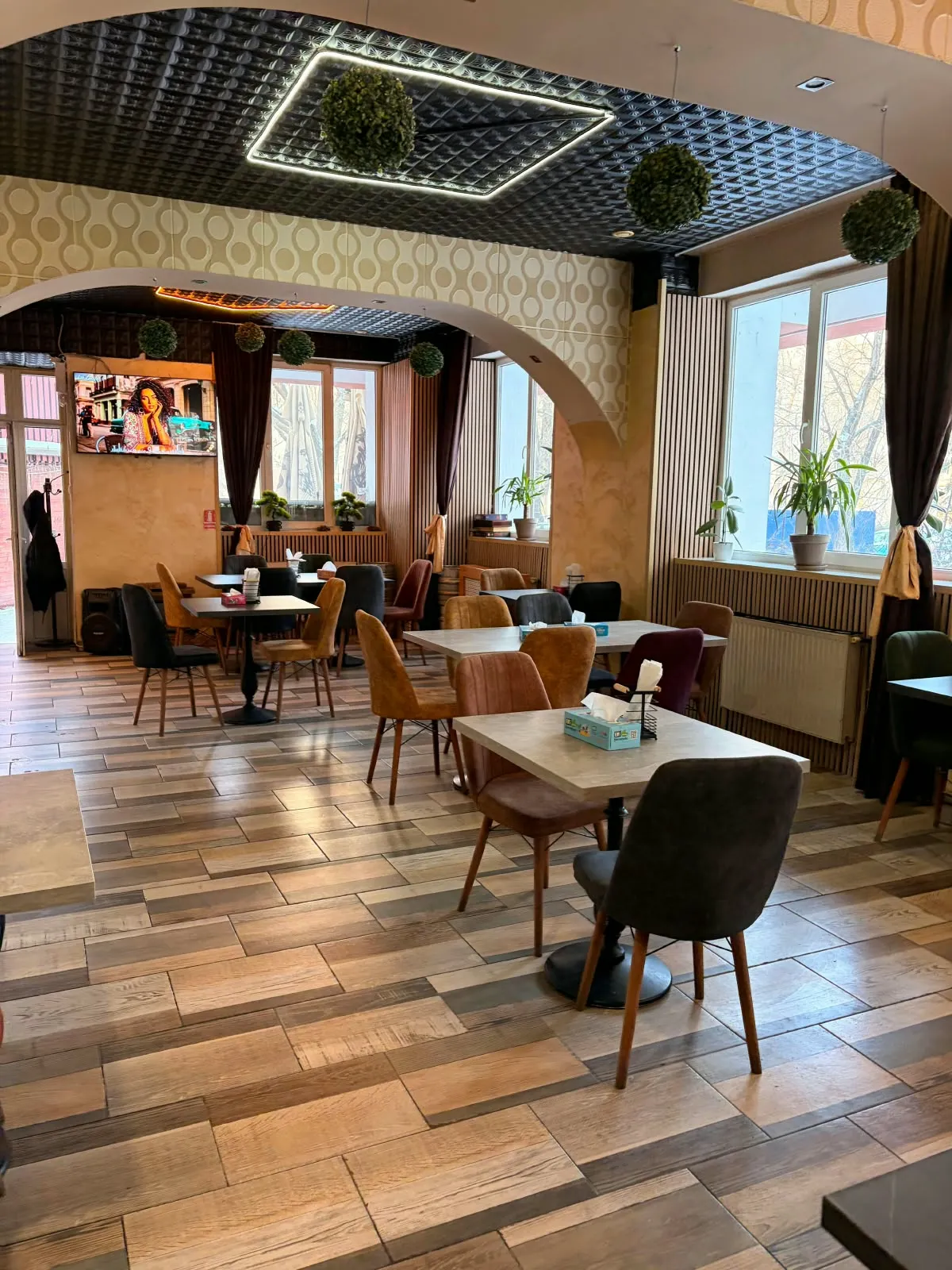 Interiorul primitor al restaurantului Indecis